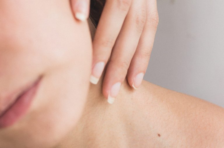 Glass Skin : la tendance beauté de 2024 pour avoir une peau glowy 9 Nettoyer sa peau en profondeur