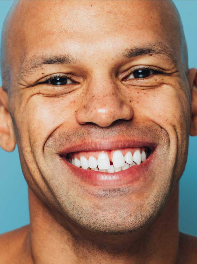Homme souriant après son soin du visage