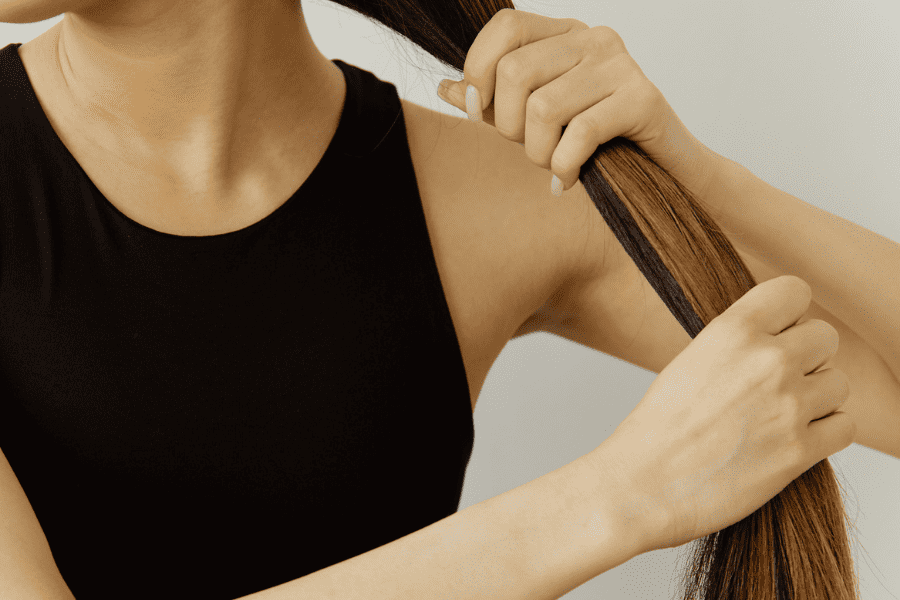 Comprendre l'alopécie féminine : Facteurs, diagnostic et solutions