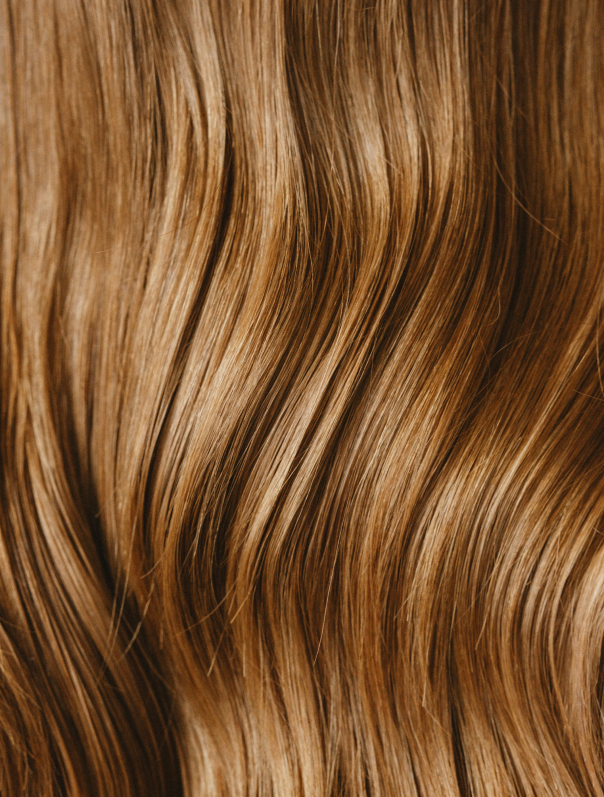 Une femme qui a des cheveux denses