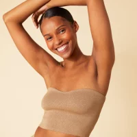 Une femme qui a des petites vergetures sur ses bras