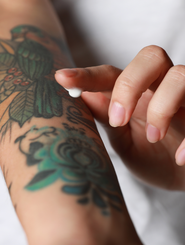 Une femme qui souhaite enlever son tatouage vert