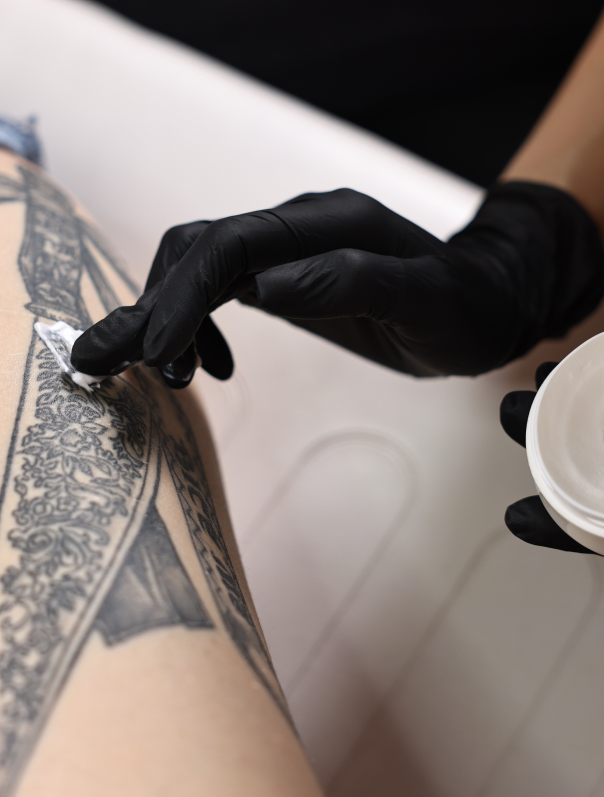 Application d'une crème de détatouage pour enlever un tatouage