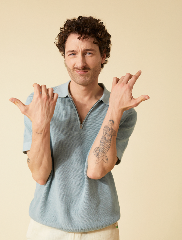 Un homme qui a fait de la lumière pulsée pour effacer son tatouage raté