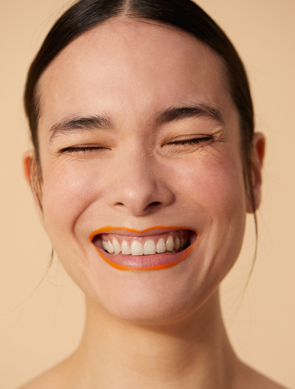 Une femme qui a des pores dilatés