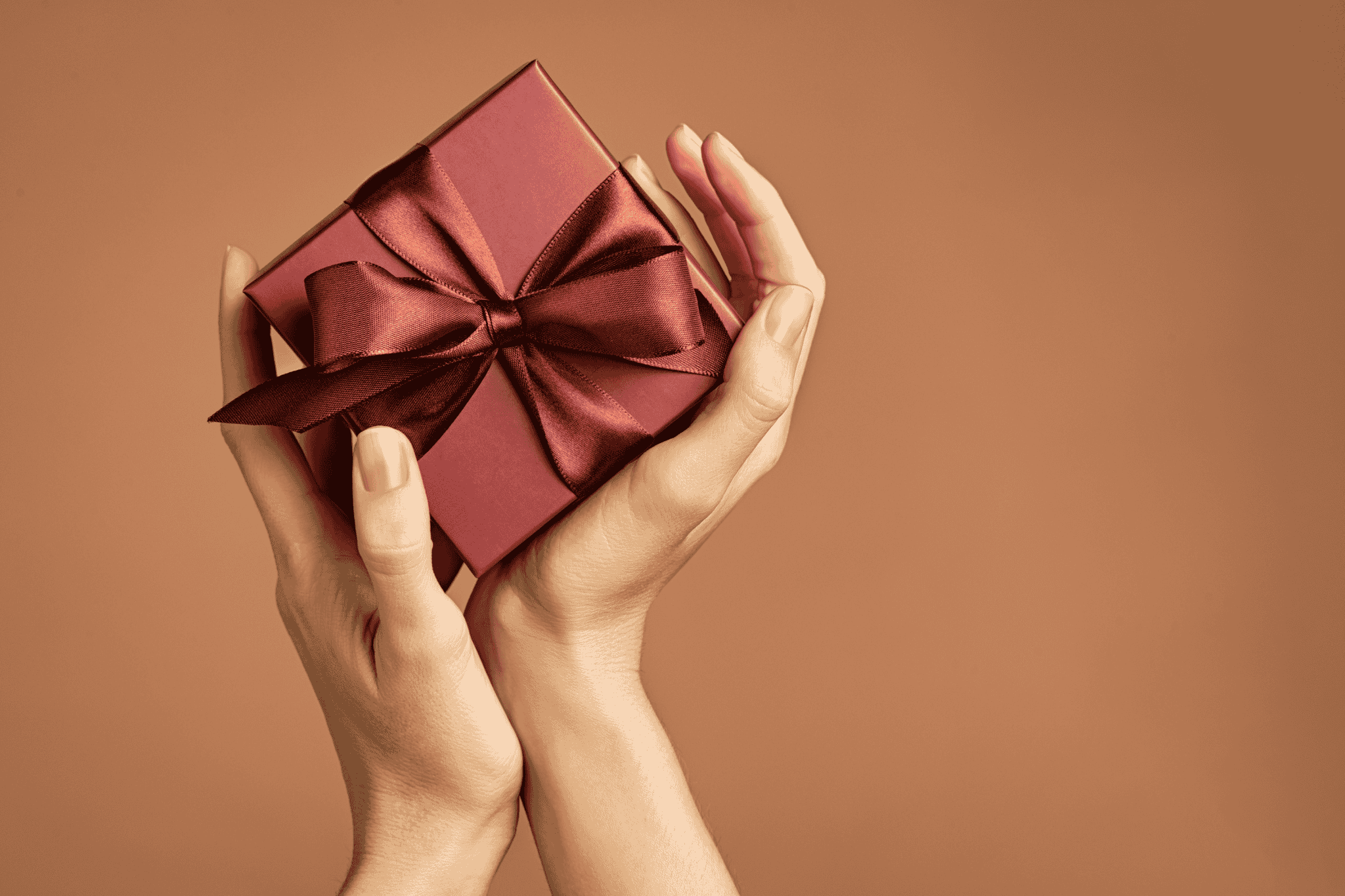 Une personne qui reçoit un cadeau aesthé