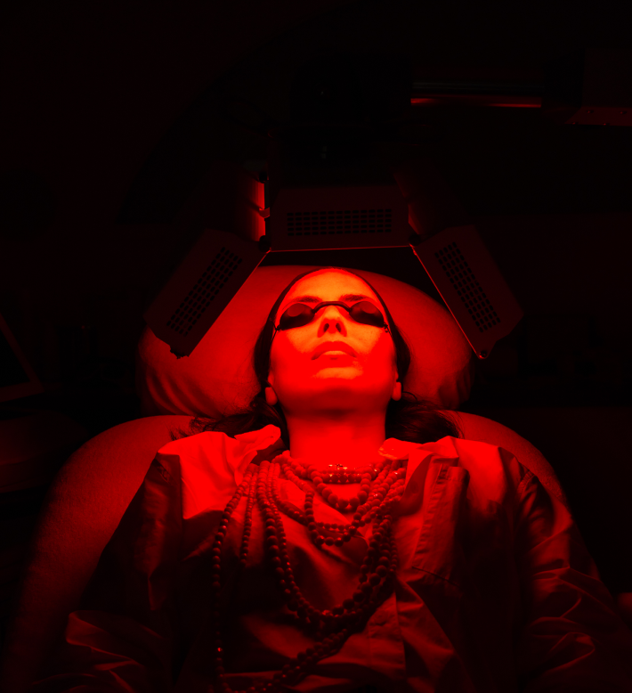 Glass Skin : la tendance beauté de 2024 pour avoir une peau glowy 6 Séance de LED après un soin Clear Plus