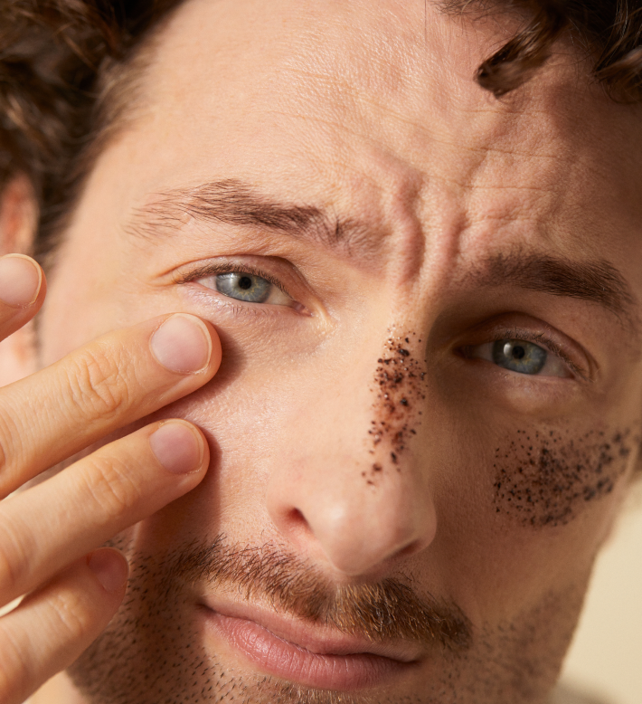 Clear Plus 8 Un homme qui a des points noirs