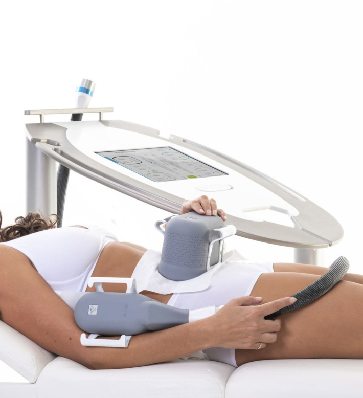 Les nouvelles tendances en matière de médecine esthétique en 2024 13 Séance de cryolipolyse sur une femme