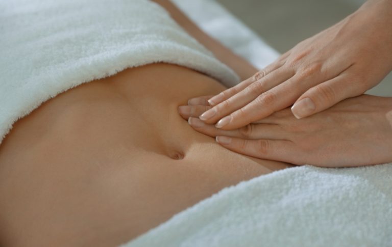 Détox : comment éliminer les toxines du corps ? 8 une femme qui ressent des ballonnements après une séance de drainage ventre