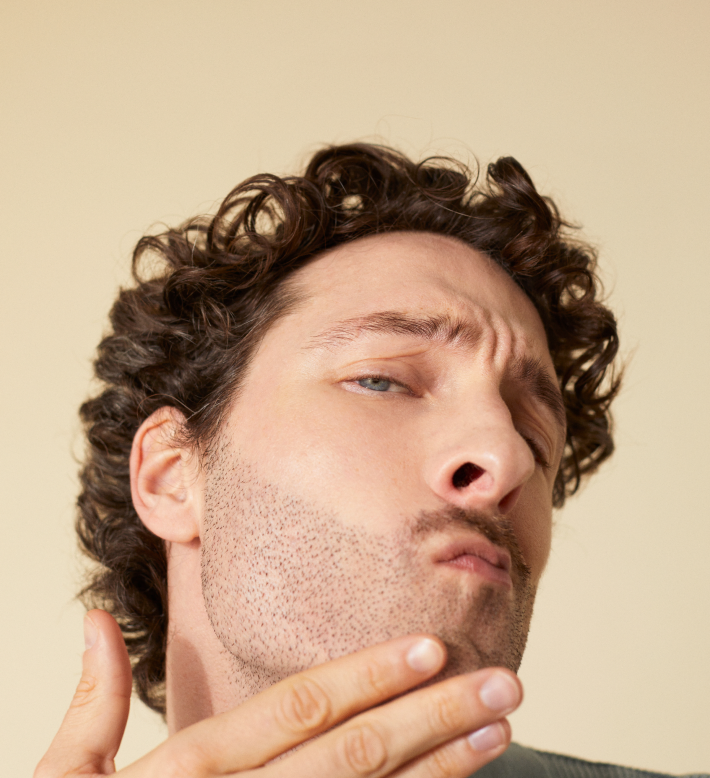 Un homme qui a fait de l'électrolyse visage