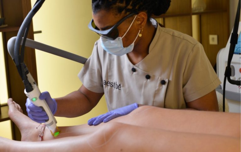 Séance d'épilation laser médicale des jambes effectuée par une professionnelle de santé