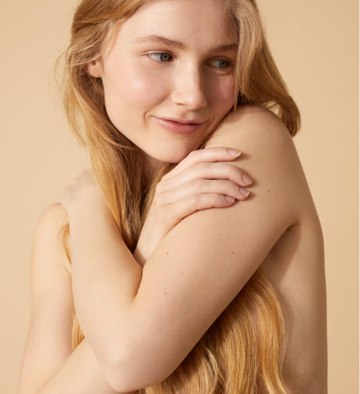 Une femme qui a fait des séances d'épilation laser pour les avant bras