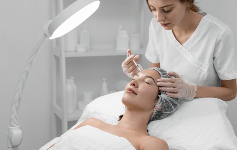 Double menton 16 estheticienne-faisant-injection-remplissage-pour-cliente (1)