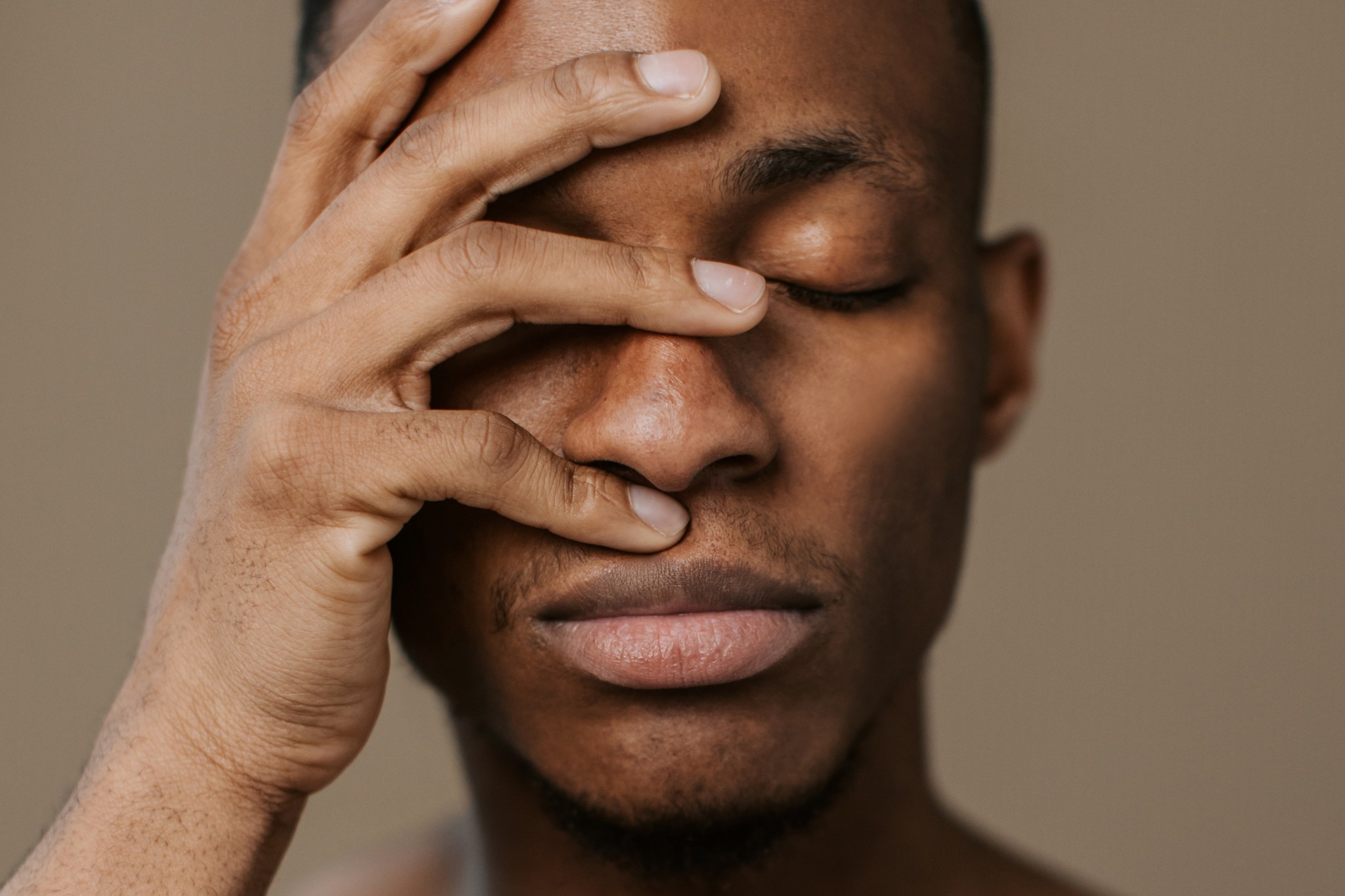 Un homme qui est fatigué et qui a la peau terne à cause du changement d'heure
