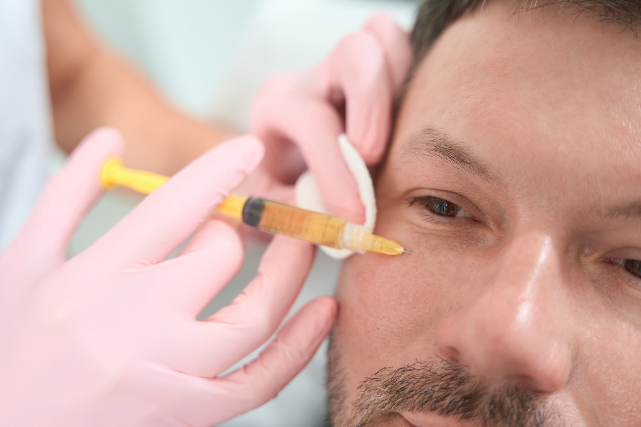 Un homme qui fait des injections d'acide hyaluronique durant le Movember