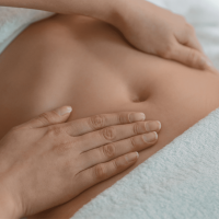 massage du palper rouler sur le ventre d'une personne pour réduire la cellulite