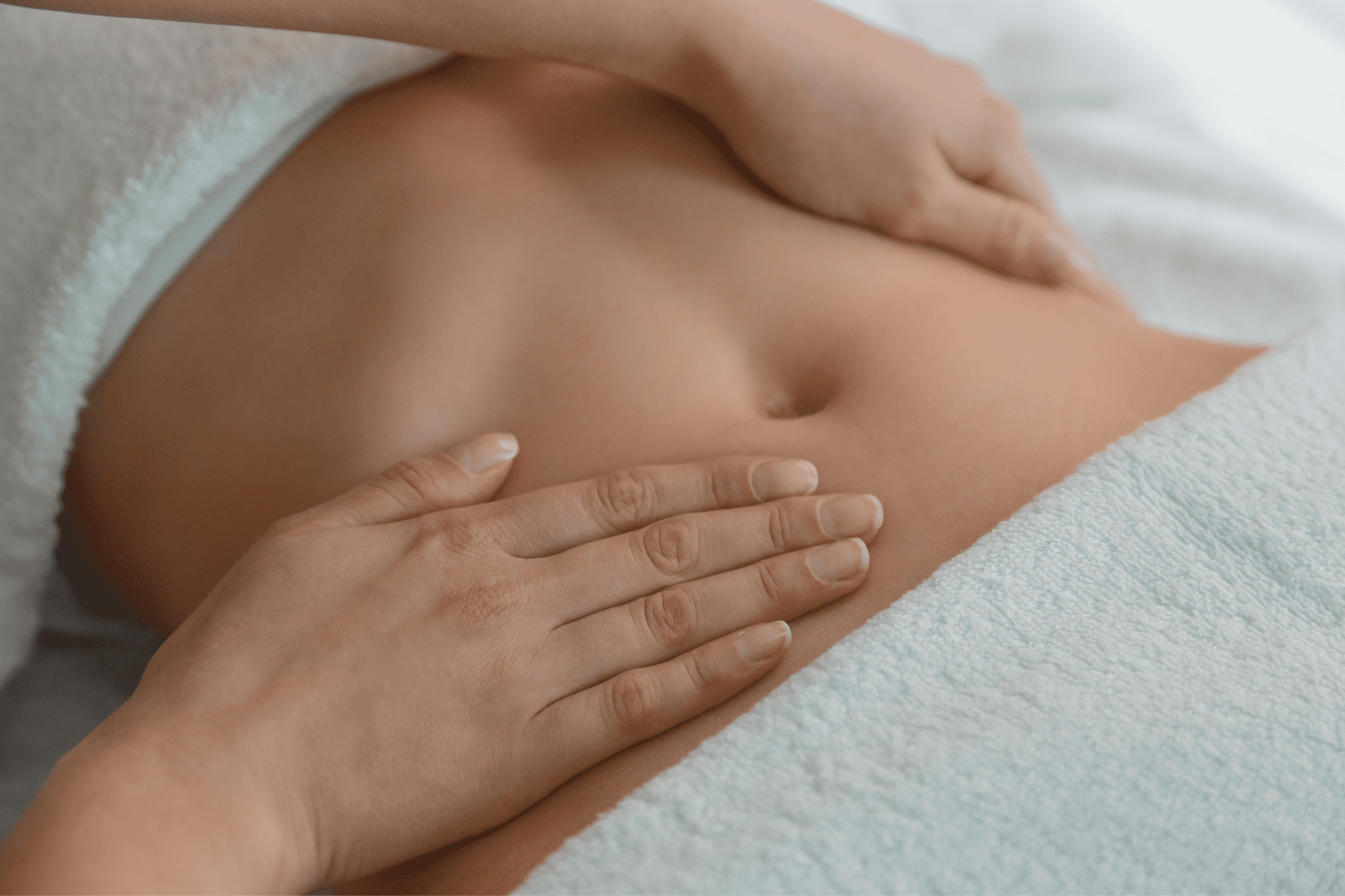 massage du palper rouler sur le ventre d'une personne pour réduire la cellulite