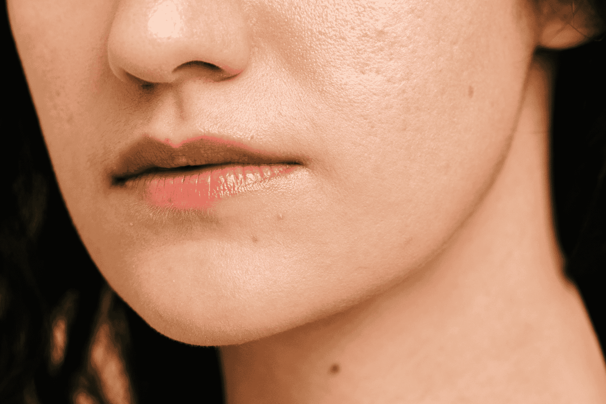 Imperfection printanière : pourquoi l'acné s’aggrave-t-elle au printemps et quelles sont les solutions ? 7 Une femme qui a des petits boutons rouges sur son visage à cause du printemps