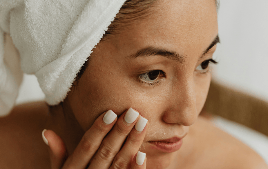 Nettoyage du visage : Les 5 erreurs à éviter pour une peau purifiée 6 Une femme qui applique sa routine de soins pour avoir une peau de star
