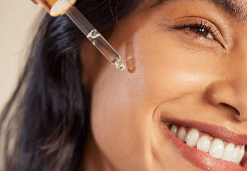 Comment avoir une belle peau après avoir eu de l'acné ? 1 Une femme qui applique des soins anti-acné