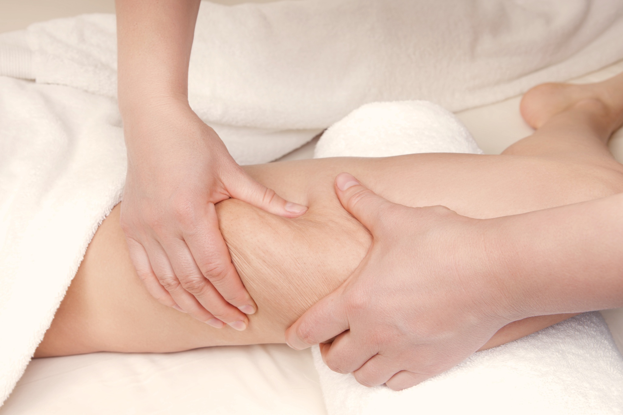 Séance de palper rouler sur les jambes d'une personne pour éliminer les graisses