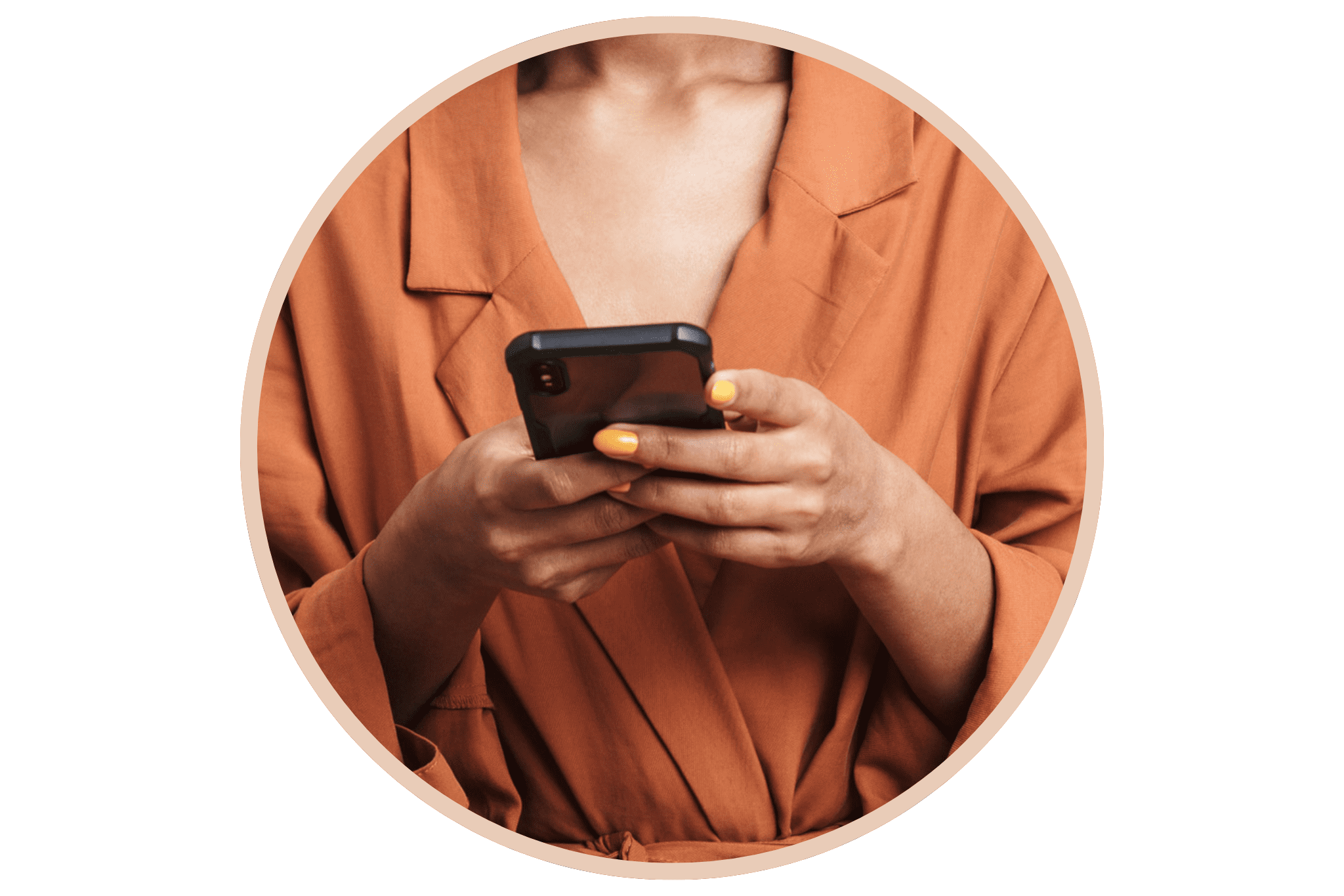 Nettoyage du visage : Les 5 erreurs à éviter pour une peau purifiée 8 Une femme qui utilise son téléphone non nettoyé